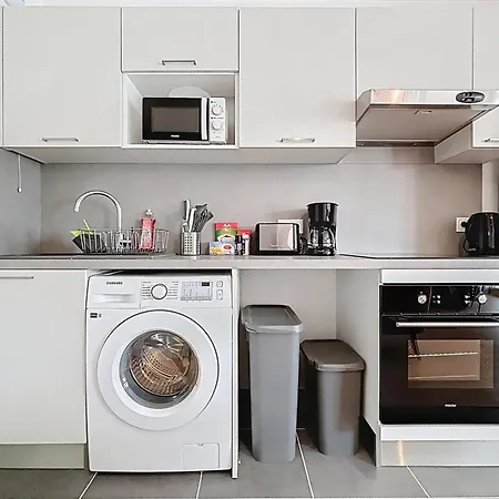Modern & Spacious With Rooftop 公寓 *