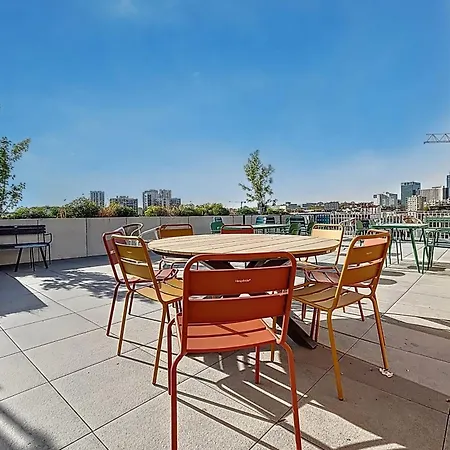 Modern & Spacious With Rooftop 公寓 *